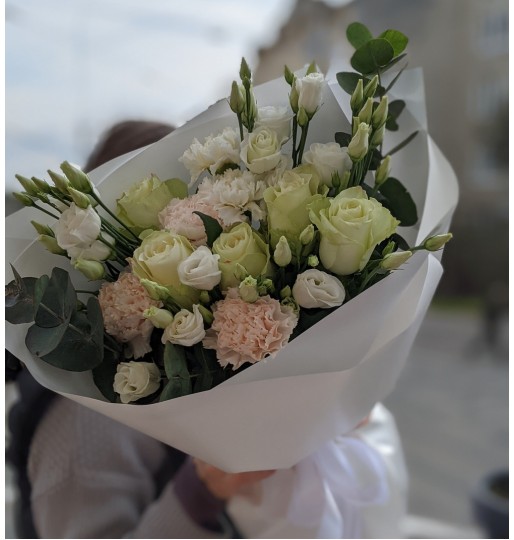 A mix of roses and eustoma