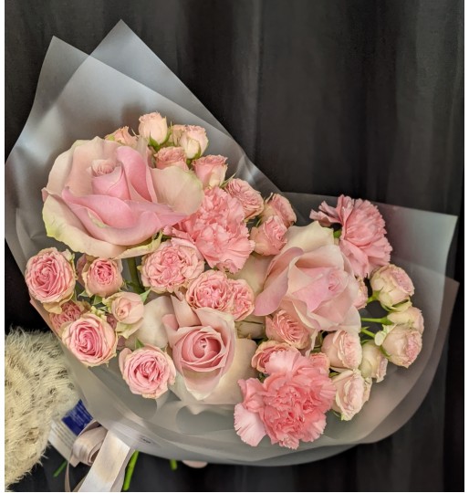 A delicate bouquet of bush and single-bud roses